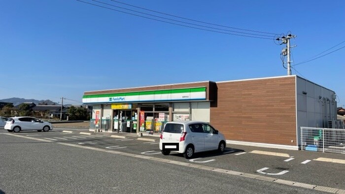 ファミリーマート飯塚秋松店(コンビニ)まで737m セジュール・ＡＮ