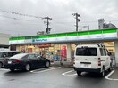 ファミリーマート八幡前田店(コンビニ)まで150m Premiage桃園公園