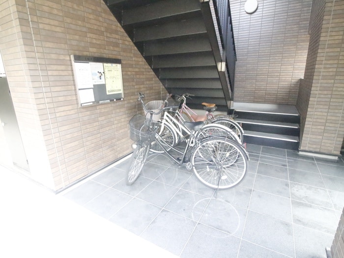 駐輪場 アンプルールフェール弥生