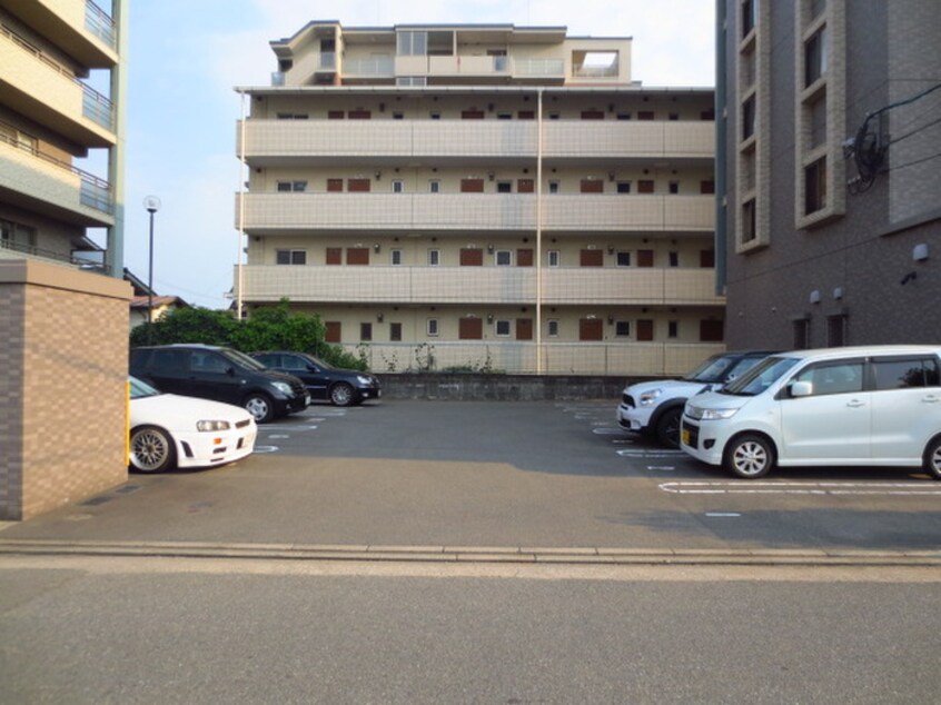 駐車場 ツインリバ－ル－チェ