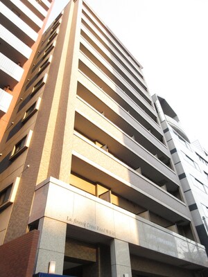 ﾗﾌｨﾈｽｸﾛｽﾛｰﾄﾞ博多ｽﾃｰｼｮﾝ（305）