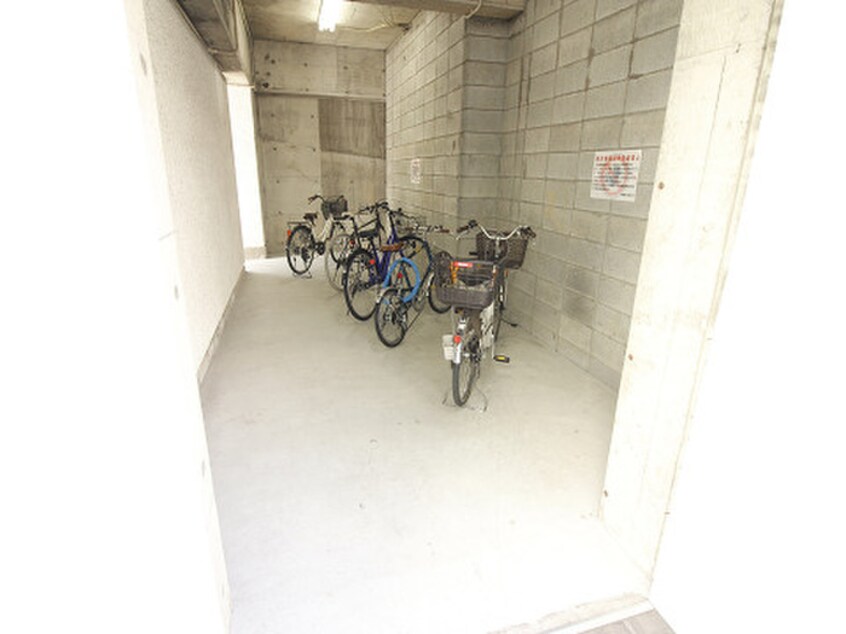 駐輪場 エルザビル馬借47