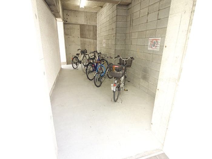 駐輪場 エルザビル馬借47