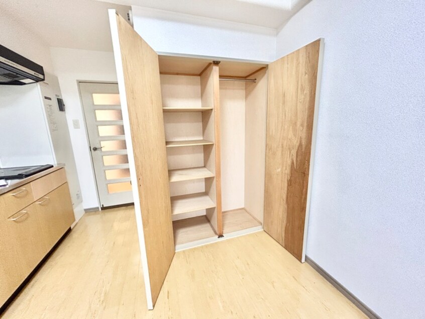 収納 ｵｰｸﾗﾝドｱｻｰﾄ折尾