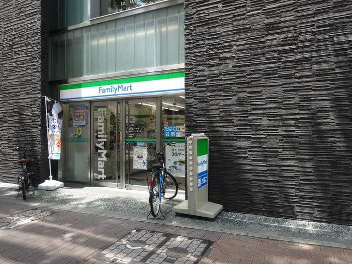ファミリーマート(コンビニ)まで350m エステ－ト・モア・赤坂(908)