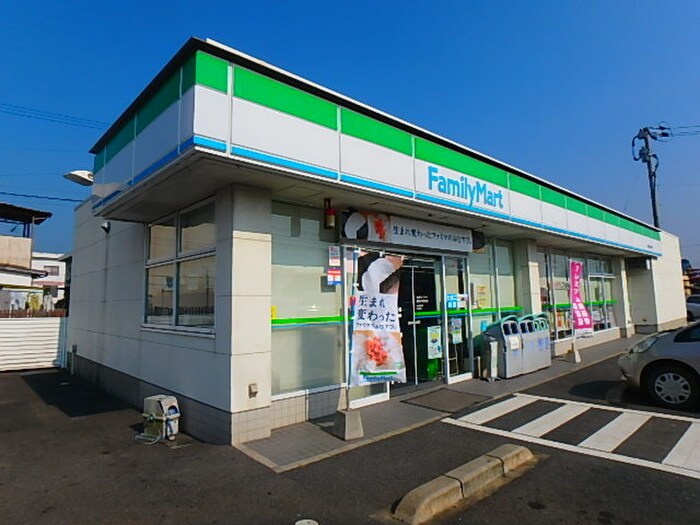 ファミリーマート遠賀水巻吉田店(コンビニ)まで1370m ルミエール伊左座B棟