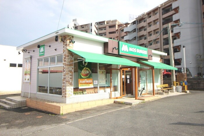 モスバーガー一枝店(ファストフード)まで83m ライフプラザ一枝・学園南