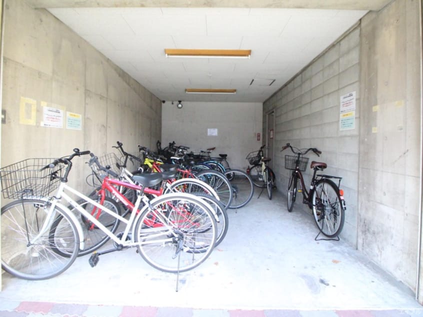 駐輪場 ノアーズアーク博多北
