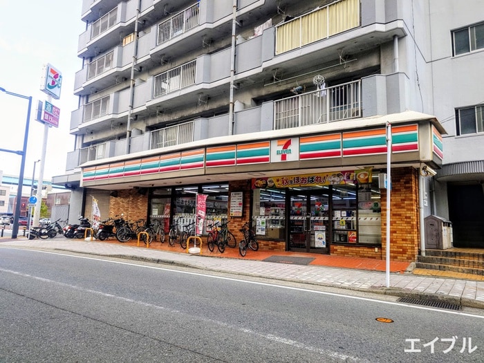 セブンイレブン博多築港店(コンビニ)まで300m ラファセアリービオ博多(502)