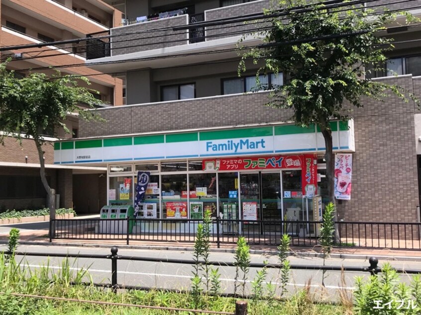 ファミリーマート(コンビニ)まで130m ブルージュ春日野