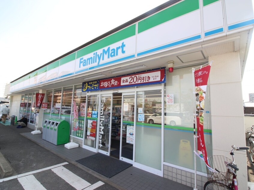 ファミリーマート(コンビニ)まで400m REVEUR箱崎