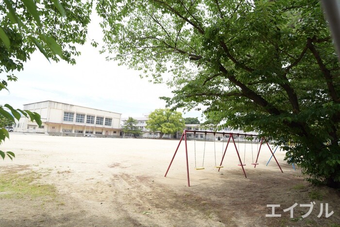 小郡小学校(小学校)まで650m ニューピアパレス