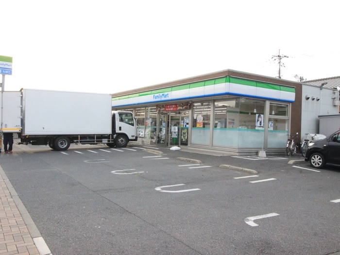 ファミリーマート香月西店(コンビニ)まで2200m マウンテンビュー池田