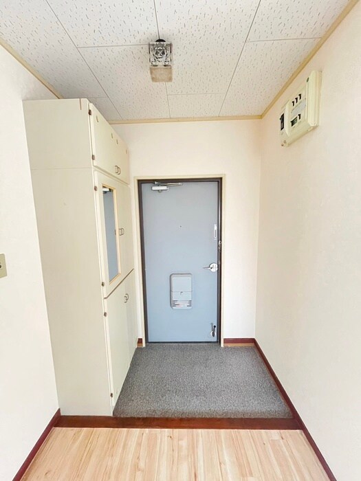 玄関 ｴﾒﾗﾙﾄﾞﾏﾝｼｮﾝ三萩野(404)