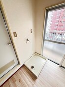 洗濯機置場 ｴﾒﾗﾙﾄﾞﾏﾝｼｮﾝ三萩野(404)