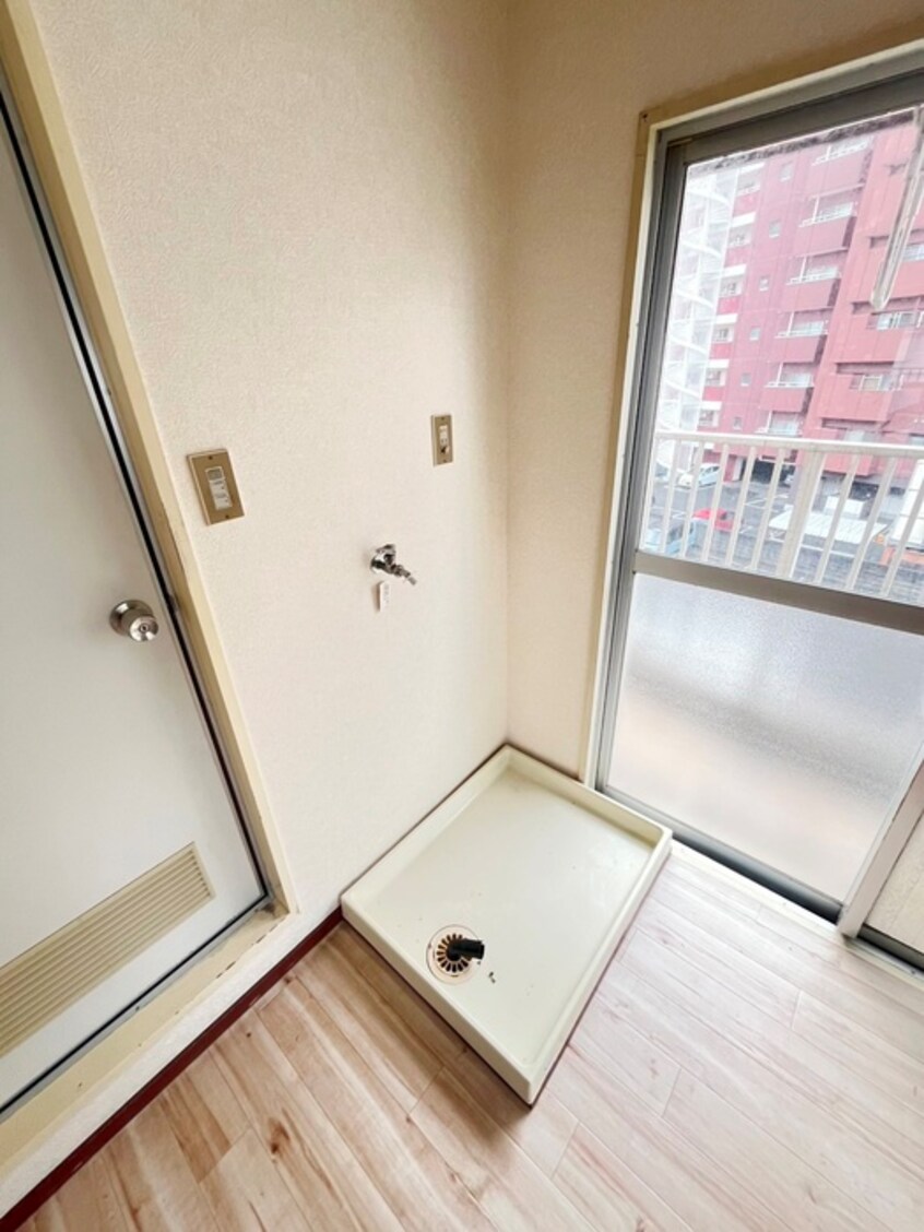 洗濯機置場 ｴﾒﾗﾙﾄﾞﾏﾝｼｮﾝ三萩野(404)