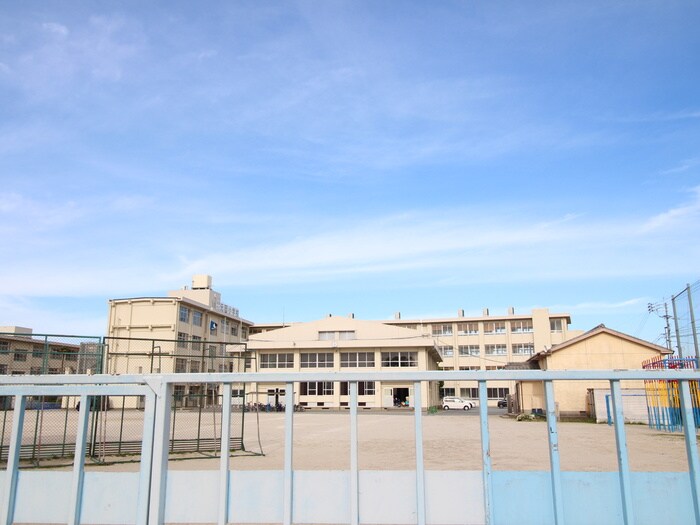 元岡小学校(小学校)まで1030m コスモハイツ泉