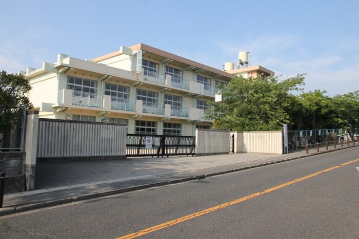 鴨生田小学校(小学校)まで460m ロイヤルシャトー片山