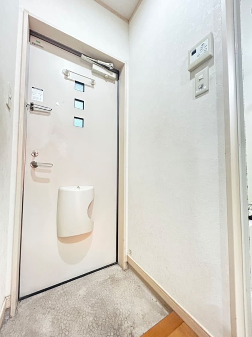 玄関 ＣＲＥＳＴ井堀