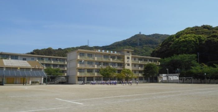 二島小学校(小学校)まで428m フレンテ二島