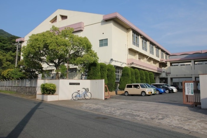 二島中学校(中学校/中等教育学校)まで793m フレンテ二島