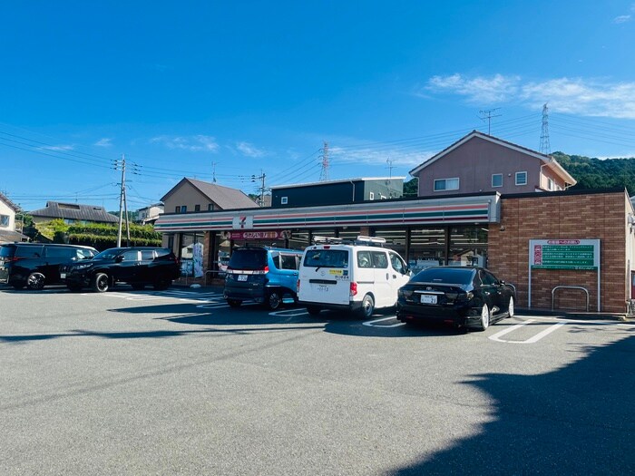 セブンイレブン宇美原田1丁目店(コンビニ)まで652m 仮）アリビオ５８