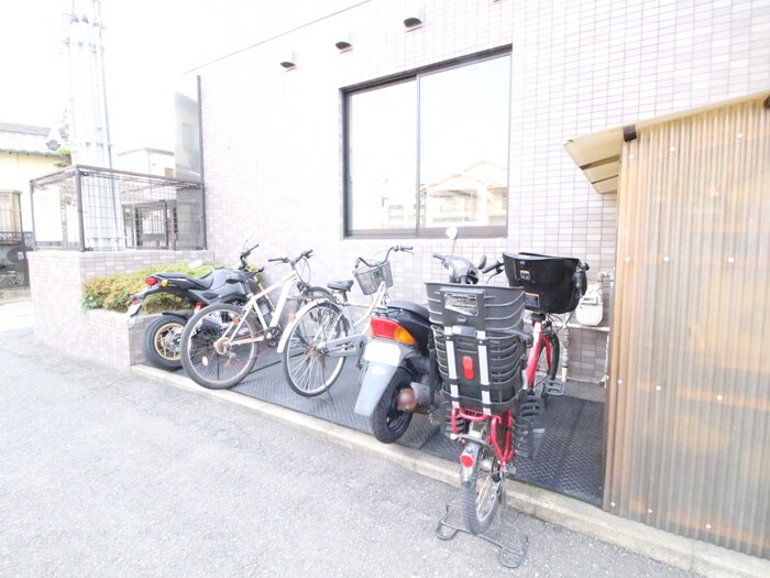 駐輪場 リッツ諸岡 ５
