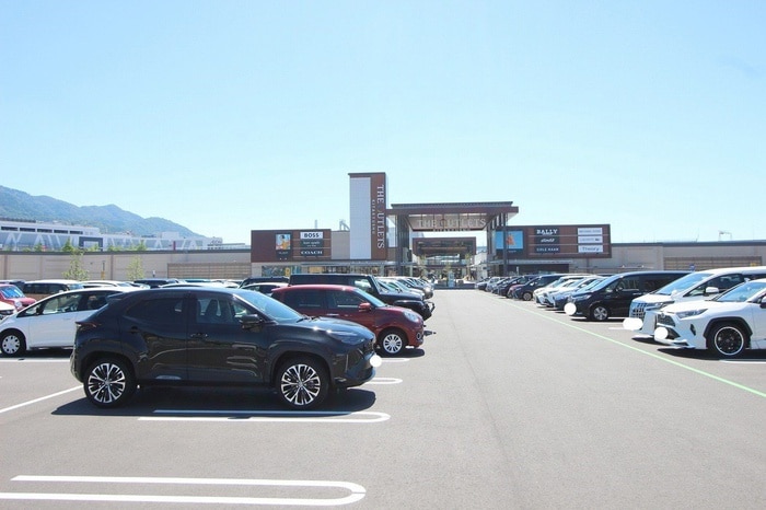 THE　OUTLETS　北九州店(スーパー)まで2200m THE　GRANDE　HILLS