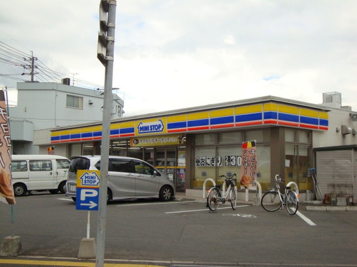 ミニストップ(コンビニ)まで700m グランドヒル英