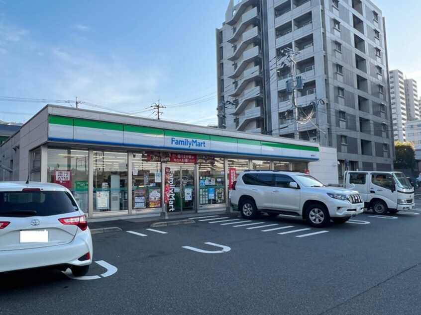 ファミリ－マ－ト八幡駅東店(コンビニ)まで450m ﾆｭｰｻﾝﾘﾊﾞｰ８番館