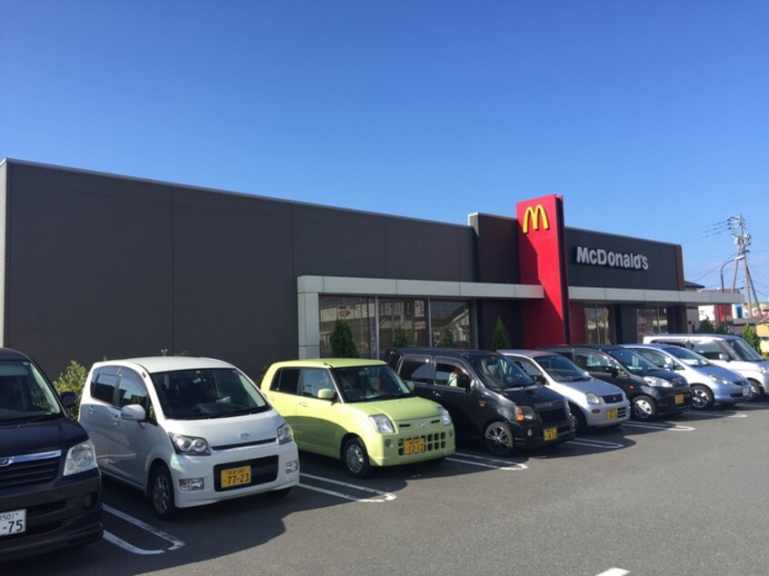 マクドナルド ３号線新宮店(ファストフード)まで900m リビングタウンＹＯＵＴＨ Ｅ棟