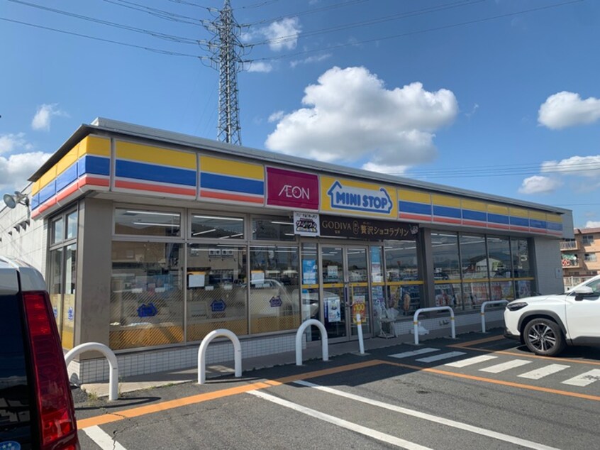 ミニストップ飯塚横田店(コンビニ)まで240m クレールＭ