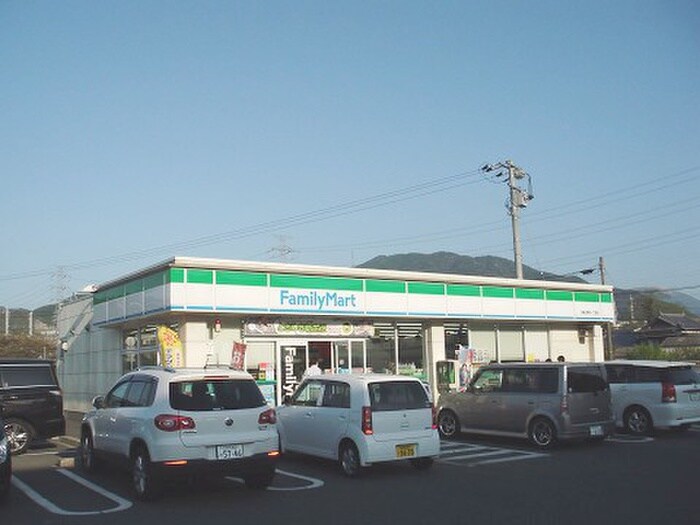 ファミリ－マ－ト八幡上香月1丁目店(コンビニ)まで800m ふらっと・いしさか