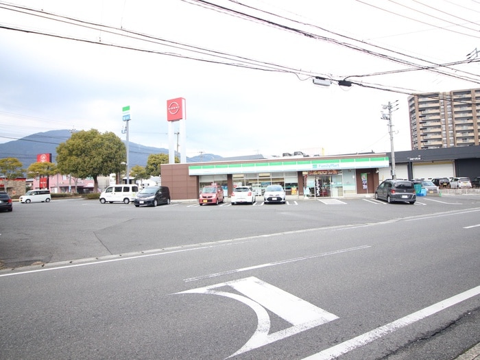 ファミリーマート(コンビニ)まで140m グランヒルズ下曽根