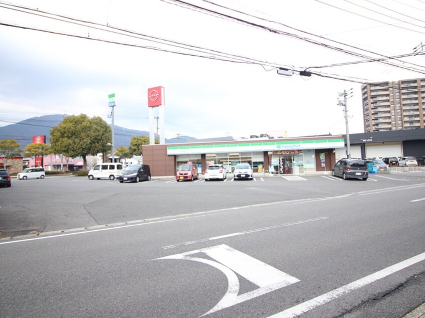ファミリーマート(コンビニ)まで140m グランヒルズ下曽根