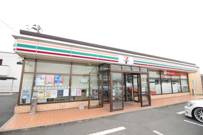 セブン-イレブン 椎田八田店(コンビニ)まで900m 高塚ヒルズ