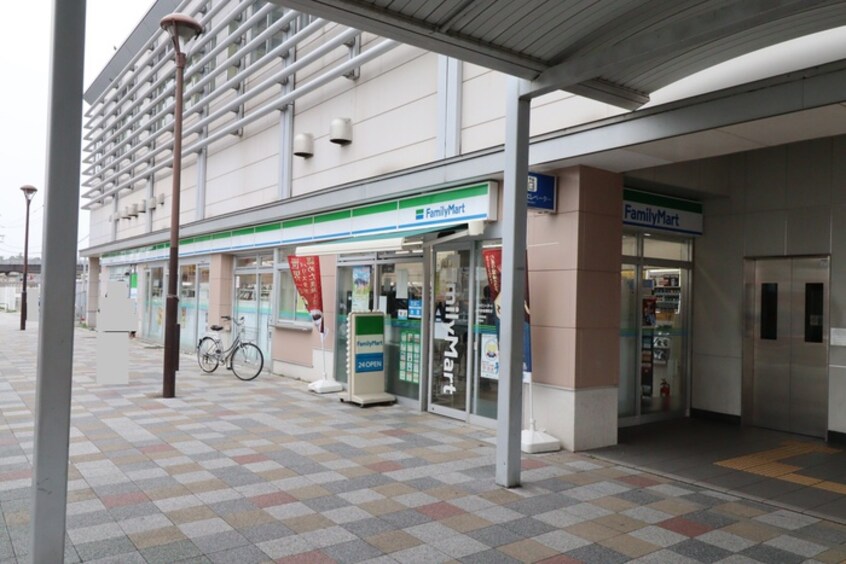 ファミリーマートJR新飯塚駅店(コンビニ)まで145m シティコートHANATAKU