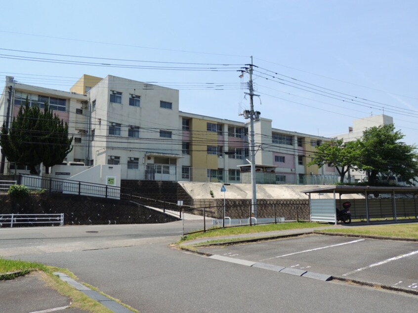 二日市北小学校(小学校)まで100m ﾌｫｰｻｲﾄ紫R・View terrace