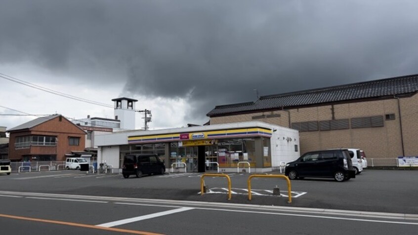 ミニストップ飯塚菰田西店(スーパー)まで250m BRAVE BASE 菰田西