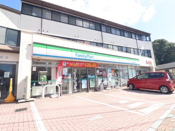 ファミリーマートJR教育大前店(コンビニ)まで950m プルミエ