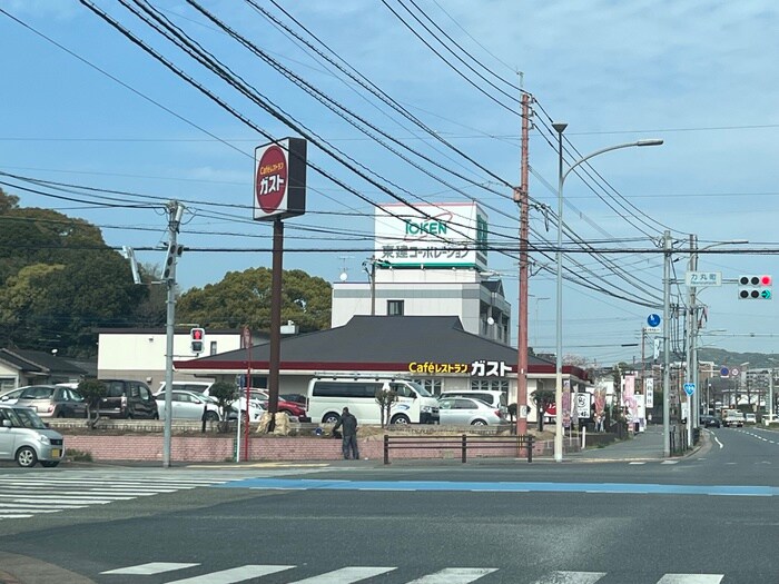 ガスト　本城店(その他飲食（ファミレスなど）)まで450m レジデンスプリュⅡ