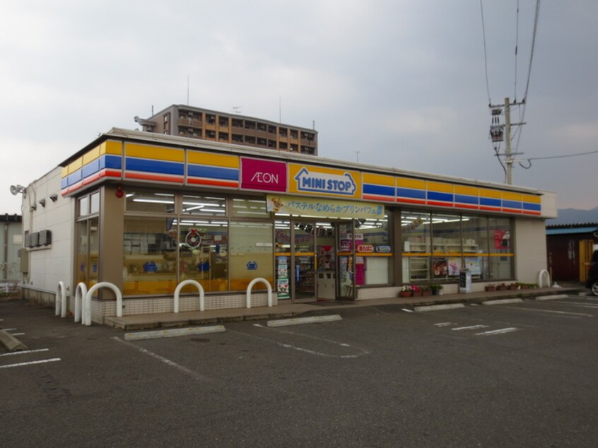 ミニストップ篠栗尾仲店(コンビニ)まで96m アルカディアＡ棟