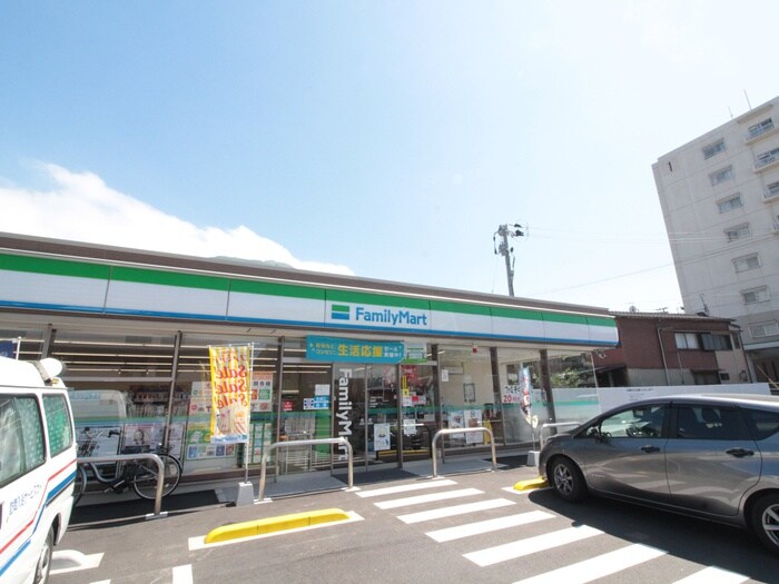 ファミリーマート(コンビニ)まで32m ファブ・フラット