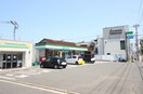 ファミリーマート栄盛川店(コンビニ)まで240m クローバーハウス