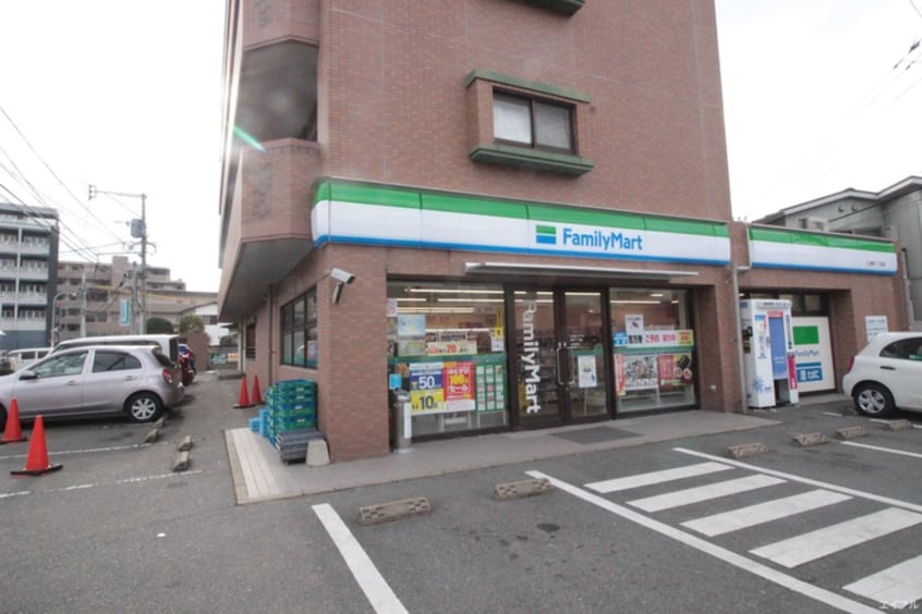 ファミリーマート(コンビニ)まで800m プレスト香住ヶ丘Ｂ棟