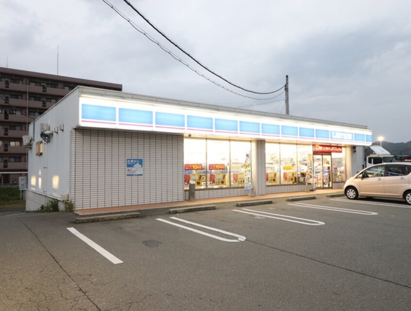 ローソン宗像石丸一丁目店(コンビニ)まで900m フォレストファーム
