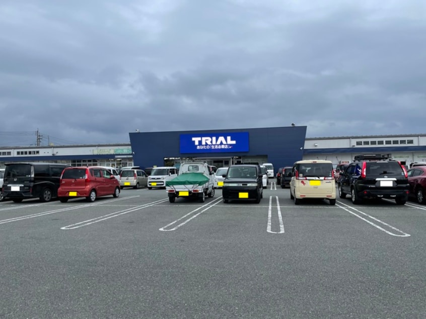 トライアル飯塚店(スーパー)まで900m ドミール鳥井B