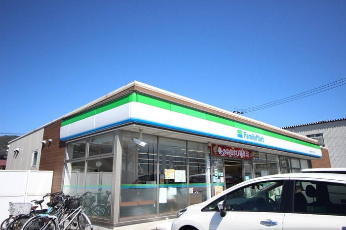 ファミリーマート葛原本町6丁目店(コンビニ)まで700m みゆき荘