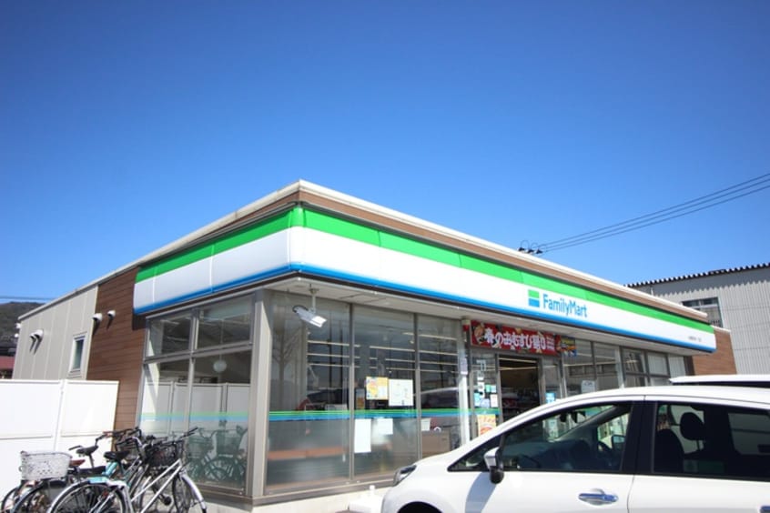 ファミリーマート葛原本町6丁目店(コンビニ)まで700m みゆき荘