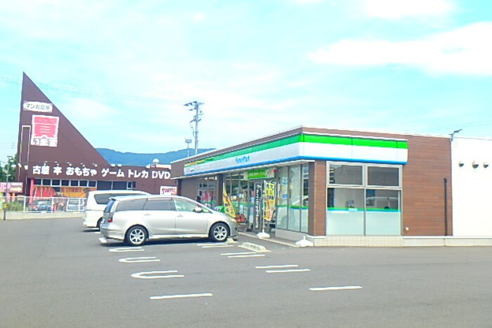 ファミリーマート八幡御開三丁目店(コンビニ)まで359m プリムローズ本城Ａ棟